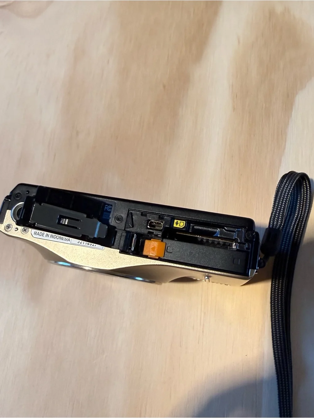 Nikon COOLPIX S8100 12.1MP Digital Camera BROKEN Top Button For-Parts/Repair!!